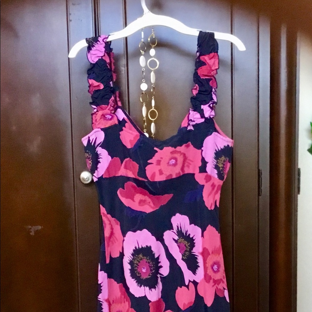 Pre-own Rayon printed  dress .Ruffles shoulders